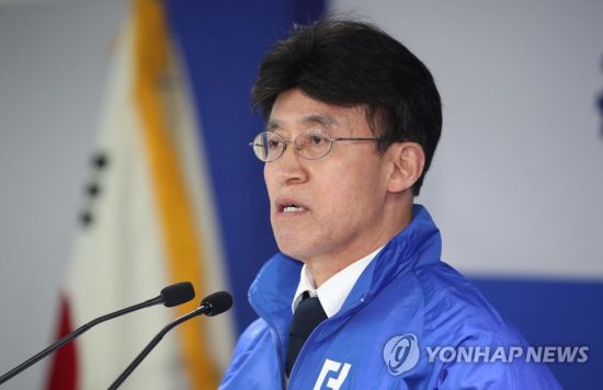 더불어민주당 선거대책위원회 기본사회위 공동위원장직을 사퇴한 최배근 건국대 교수./사진=연합뉴스