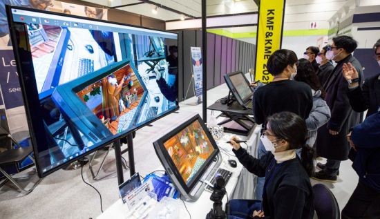 16일 서울 강남구 코엑스에서 열린 'K-메타버스 엑스포 2021'을 찾은 관람객들이 메타버스 체험을 하고 있다./강진형 기자aymsdream@