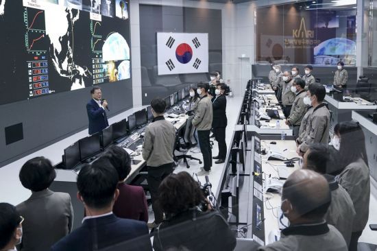 대국민 메시지 발표하는 문재인 대통령
    (고흥=연합뉴스) 최재구 기자 = 문재인 대통령이 21일 오후 한국형 발사체 '누리호(KSLV-2)'의 발사 참관을 마치고 전남 고흥 나로우주센터 발사통제동에서 대국민 메시지를 발표하고 있다. 2021.10.21