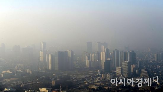전국 대부분 지역에 미세먼지 농도가 '나쁨'으로 오른 17일 서울 남산에서 바라본 하늘이 미세먼지로 뿌옇게 보이고 있다. 국립환경과학원 대기질통합예보센터는 "국내에서 발생한 대기오염 물질이 정체되고 중국발 오염 물질까지 더해져 전국적으로 미세 먼지 농도가 올라가겠다"고 예보했다./김현민 기자 kimhyun81@