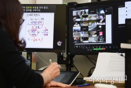 정부의 사회적 거리두기 강화 조치로 수도권 초·중·고교와 비수도권의 과대·과밀학교의 전면등교가 중단된 가운데, 20일 오전 서울 성북구 장위중학교에서 2학년 학생들의 원격 수업이 진행되고 있다. 2021. 12. 20