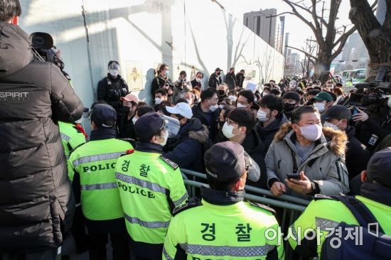 22일 서울 종로구 광화문 시민열린마당에서 열린 '자영업자 총궐기대회'에서 자영업자들이 집회인원제한으로 집회장 밖에서 대기하고 있다./강진형 기자aymsdream@