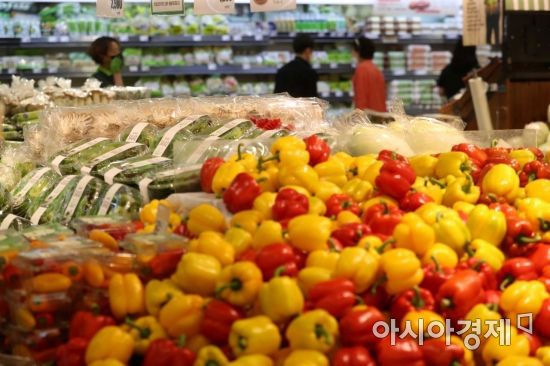 폭염으로 채솟값이 급등하고 있는　3일 서울 시내 한 대형마트에서 시민들이 장을 보고 있다. /문호남 기자 munonam@