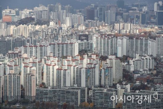 국세청의 종합부동산세 고지서 발송이 시작된 22일 서울 여의도 63스퀘어 전망대에서 바라본 용산과 마포 일대 아파트./강진형 기자aymsdream@