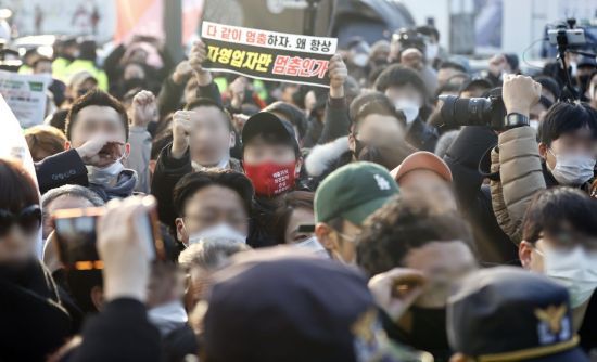 22일 오후 서울 광화문시민열린마당에서 열린 '코로나19 대응 전국자영업자비상대책위원회(자영업비대위) 정부 방역대책 반대 총궐기 대회'에서 인원 제한으로 들어가지 못한 참가자들이 입장을 요구하며 관련 구호를 외치고 있다. / 사진=연합뉴스