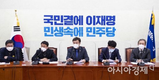 윤호중 더불어민주당 원내대표가 28일 국회에서 열린 원내대책회의에 참석, 모두발언을 하고 있다./윤동주 기자 doso7@