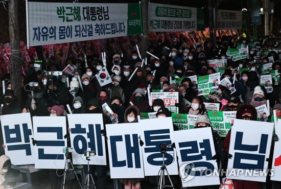 박근혜 전 대통령이 특별사면으로 석방된 31일 새벽 서울 강남구 일원동 삼성서울병원 앞에서 박 전 대통령 지지자들이 환호하고 있다. [이미지출처=연합뉴스]