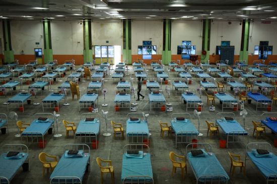 코로나19 병상 설치된 인도 첸나이 무역센터
    (첸나이 EPA=연합뉴스) 5일(현지시간) 인도 남부 타밀나두주 첸나이 무역센터 내부에 신종 코로나바이러스 감염증(코로나19) 환자를 위한 병상이 마련돼 있다. 코로나19 오미크론 변이가 확산하는 가운데 타밀나두주와 첸나이시 당국은 이곳에 병상 900여 개를 설치하기 시작했다. 지난달 21일 5천326명까지 떨어졌던 인도의 하루 신규 확진자 수는 이날 5만8천97명으로 10배 이상 늘어났으며, 오미크론 변이 관련 첫 사망자가 보고됐다. 2022.1.6
    knhknh@yna.co.kr
(끝)


＜저작권자(c) 연합뉴스, 무단 전재-재배포 금지＞