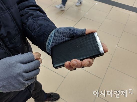 10일 2G 핸드폰 사용으로 백화점으로 입장하지 못한 한 시민이 방역패스 확대 시행에 대한 불만을 호소했다./사진=윤슬기 기자 seul97@asiae.co.kr