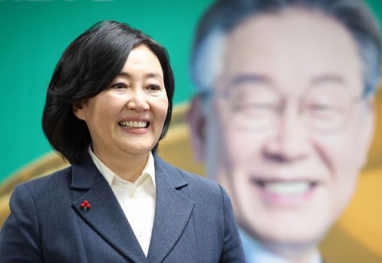 더불어민주당 선대위 디지털대전환위원장인 박영선 전 중소벤처기업부 장관이 지난 6일 오후 서울 여의도 당사에서 연합뉴스와 인터뷰 전 포즈를 취하고 있다.