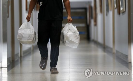 배달원이 포장된 음식을 배달하고 있다. 사진은 기사 중 특정 표현과 무관. [이미지출처=연합뉴스]