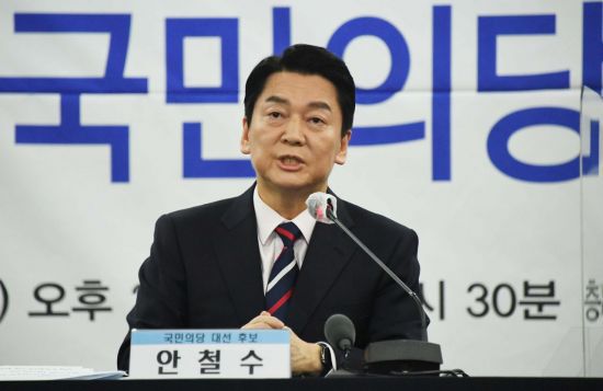 안철수 국민의당 대선 후보가 11일 오후 서울 중구 한국프레스센터에서 열린 한국기자협회 초청토론회에서 패널들의 질문에 답변하고 있다. / 사진=연합뉴스