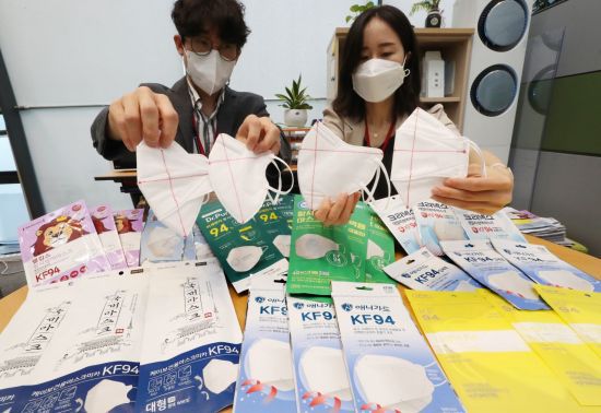 한국소비자원 관계자들이 27일 오전 세종시 정부세종청사에서 시중에 판매되고 있는 KF94 마스크 9개 제품을 대상으로 안전성, 품질, 위생성, 치수 등 시험 평가한 내용을 설명하고 있다. [이미지출처=연합뉴스]