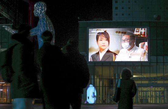 지난 16일 오후 서울 상암동 MBC 사옥에 걸린 전광판에 윤석열 국민의힘 대선후보 배우자 김건희 씨의 '7시간 전화 통화' 내용을 다루는 '스트레이트'가 방영되고 있다./사진=연합뉴스