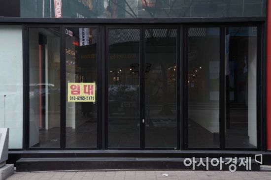 코로나19 사태 장기화로 소상공인, 자영업자의 시름이 깊어지고 있다. 서울 명동의 한 폐업 점포. /문호남 기자 munonam@