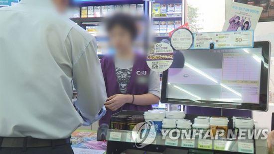 지난해 주간 평균 노동 시간이 36시간 미만인 '불완전 취업자' 수가 107만명을 돌파했다. 사진은 편의점 아르바이트생. 기사 중 특정 표현과 관계 없음. / 사진=연합뉴스