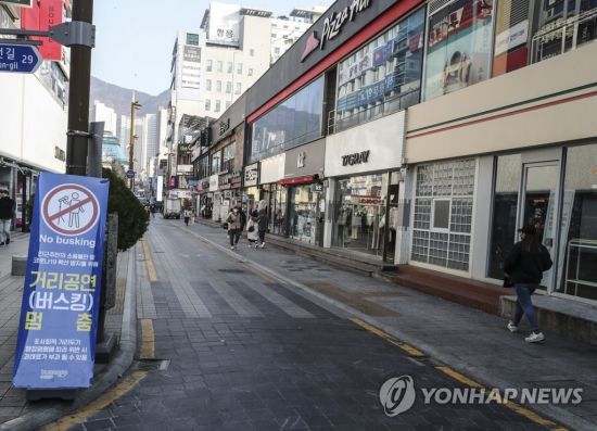 코로나19 확산이 끊이지 않았던 지난 2020년 12월24일 부산 젊음의 거리가 텅 빈 모습 / 사진=연합뉴스