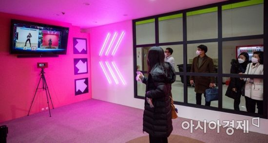 16일 서울 강남구 코엑스에서 열린 'K-메타버스 엑스포 2021'을 찾은 관람객이 KT가 마련한 메타버스 컨텐츠를 체험을 하고 있다. 사진과 기사 내용은 관련 없음. /강진형 기자aymsdream@