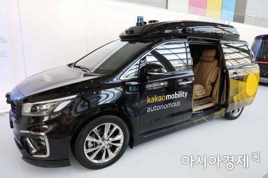10일 서울 강남구 코엑스에서 열린 테크 콘퍼런스 '넥스트 모빌리티 : 네모 2022'(NEXT MOBILITY : NEMO 2022) 에서 모델들이 카카오모빌리티 자체 기술 자율주행 차량을 선보이고 있다. 카카오모빌리티 주최로 열린 이번 콘퍼런스에서는 모빌리티 테크 콘퍼런스 NEMO 2022에는 글로벌 테크 리딩 기업들이 한자리에 모여 자율주행, HD맵 등 미래 모빌리티 기술을 만날 수 있다. /문호남 기자 munonam@