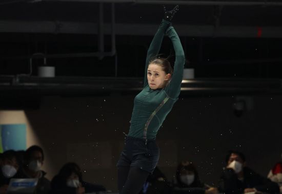 지난 13일 중국 베이징 캐피털 실내경기장 인근 피겨스케이팅 훈련장에서 공식훈련을 하고 있는 발리예바 / 사진=연합뉴스