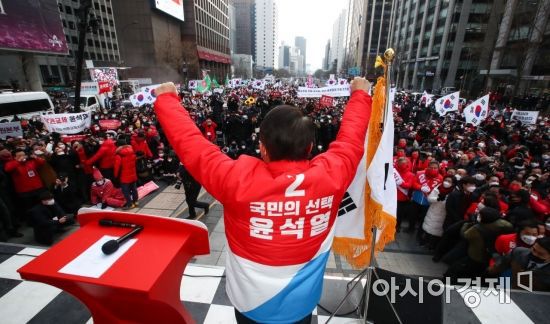 윤석열 국민의힘 대선후보가 15일 서울 청계광장에서 열린 ‘국민이 키운 윤석열’ 출정식에 참석, 지지자들에게 손을 흔들고 있다./국회사진기자단