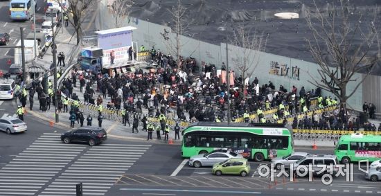 한국외식업중앙회 등 14개 자영업 단체로 구성된 코로나피해자영업총연합(코자총)이 15일 서울 광화문 시민열린마당에서 ‘정부 규탄 광화문 총집회’를 열고 있다. 이들은 영업시간 제한조치 철폐, 손실보상 소급적용 및 100% 보상 실현, 매출액 10억원 이상 자영업자 손실보상대상 포함, 서울·지자체 별도 지원 방안 마련, 코로나19 발생 이후 개업한 모든 업소 손실보상금 추가 적용 등을 요구했다. /문호남 기자 munonam@