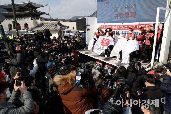 한국외식업중앙회 등 14개 자영업 단체로 구성된 코로나피해자영업총연합(코자총)이 15일 서울 광화문 시민열린마당에서 열린 ‘정부 규탄 광화문 총집회’에서 삭발식을 하고 있다. 이들은 영업시간 제한조치 철폐, 손실보상 소급적용 및 100% 보상 실현, 매출액 10억원 이상 자영업자 손실보상대상 포함, 서울·지자체 별도 지원 방안 마련, 코로나19 발생 이후 개업한 모든 업소 손실보상금 추가 적용 등을 요구했다. /문호남 기자 munonam@