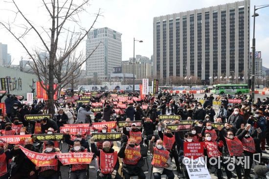 한국외식업중앙회 등 14개 자영업 단체로 구성된 코로나피해자영업총연합(코자총)이 15일 서울 광화문 시민열린마당에서 ‘정부 규탄 광화문 총집회’를 열고 있다. 이들은 영업시간 제한조치 철폐, 손실보상 소급적용 및 100% 보상 실현, 매출액 10억원 이상 자영업자 손실보상대상 포함, 서울·지자체 별도 지원 방안 마련, 코로나19 발생 이후 개업한 모든 업소 손실보상금 추가 적용 등을 요구했다. /문호남 기자 munonam@