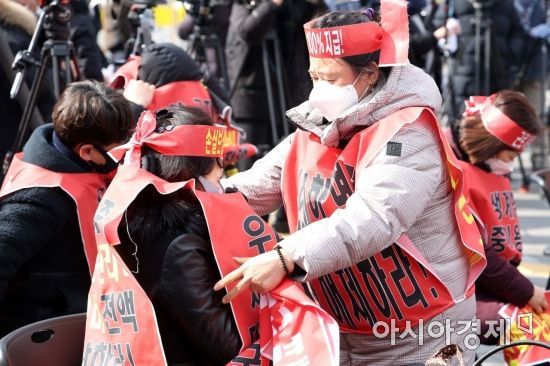 한국외식업중앙회 등 14개 자영업 단체로 구성된 코로나피해자영업총연합(코자총)이 15일 서울 광화문 시민열린마당에서 ‘정부 규탄 광화문 총집회’를 열고 있다. 이들은 영업시간 제한조치 철폐, 손실보상 소급적용 및 100% 보상 실현, 매출액 10억원 이상 자영업자 손실보상대상 포함, 서울·지자체 별도 지원 방안 마련, 코로나19 발생 이후 개업한 모든 업소 손실보상금 추가 적용 등을 요구했다. /문호남 기자 munonam@