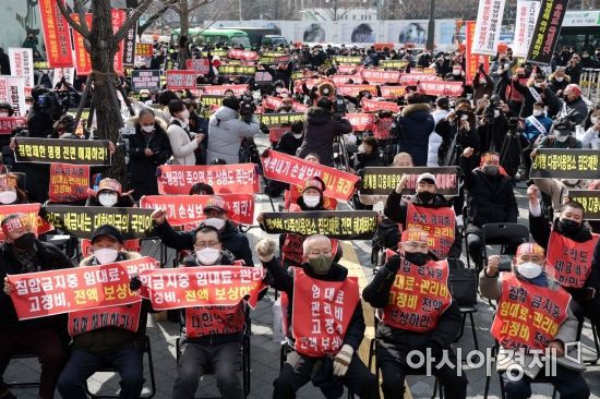 한국외식업중앙회 등 14개 자영업 단체로 구성된 코로나피해자영업총연합(코자총)이 15일 서울 광화문 시민열린마당에서 ‘정부 규탄 광화문 총집회’를 열고 있다. 이들은 영업시간 제한조치 철폐, 손실보상 소급적용 및 100% 보상 실현, 매출액 10억원 이상 자영업자 손실보상대상 포함, 서울·지자체 별도 지원 방안 마련, 코로나19 발생 이후 개업한 모든 업소 손실보상금 추가 적용 등을 요구했다. /문호남 기자 munonam@