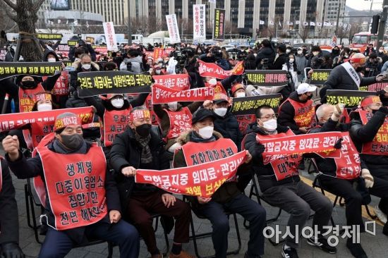 한국외식업중앙회 등 14개 자영업 단체로 구성된 코로나피해자영업총연합(코자총)이 15일 서울 광화문 시민열린마당에서 ‘정부 규탄 광화문 총집회’를 열고 있다. 이들은 영업시간 제한조치 철폐, 손실보상 소급적용 및 100% 보상 실현, 매출액 10억원 이상 자영업자 손실보상대상 포함, 서울·지자체 별도 지원 방안 마련, 코로나19 발생 이후 개업한 모든 업소 손실보상금 추가 적용 등을 요구했다. /문호남 기자 munonam@