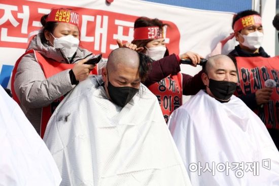 한국외식업중앙회 등 14개 자영업 단체로 구성된 코로나피해자영업총연합(코자총)이 15일 서울 광화문 시민열린마당에서 열린 ‘정부 규탄 광화문 총집회’에서 삭발식을 하고 있다. 이들은 영업시간 제한조치 철폐, 손실보상 소급적용 및 100% 보상 실현, 매출액 10억원 이상 자영업자 손실보상대상 포함, 서울·지자체 별도 지원 방안 마련, 코로나19 발생 이후 개업한 모든 업소 손실보상금 추가 적용 등을 요구했다. /문호남 기자 munonam@