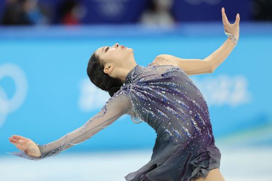 유영이 15일 오후 중국 베이징 캐피털 실내경기장에서 열린 2022 베이징 동계올림픽 피겨스케이팅 여자 싱글 쇼트 프로그램에 출전해 드라마 '레프트오버(leftovers)' 사운드트랙(OST) 음악에 맞춰 연기를 펼치고 있다. 사진=연합뉴스