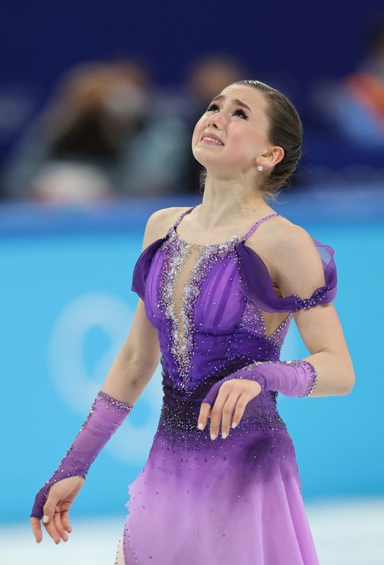 러시아올림픽위원회(ROC)의 카밀라 발리예바가 15일 오후 중국 베이징 캐피털 실내경기장에서 열린 2022 베이징 동계올림픽 피겨스케이팅 여자 싱글 쇼트 프로그램에 출전해 키릴 리히터의 '인 메모리엄' 음악에 맞춰 연기를 마친 뒤 눈물을 흘리고 있다. 사진=연합뉴스