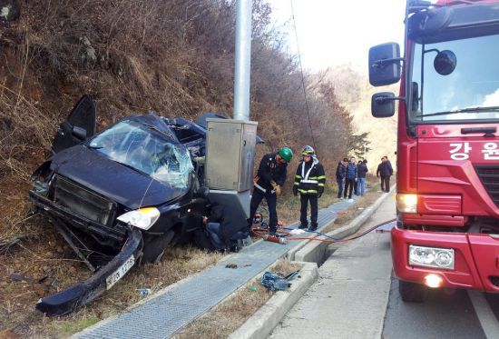 지난 2012년 12월2일 강원 홍천군 두촌면 44번 국도에서 박근혜 당시 새누리당 대선 후보의 측근이었던 이춘상 보좌관 등 6명이 탄 카니발 승합차가 도로 우측 과속카메라 지주대를 들이받는 사고가 났던 모습 / 사진=홍천소방서
