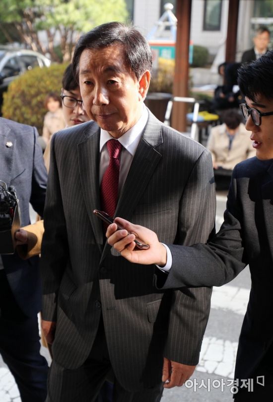 KT 부정 채용과 관련된 김성태 자유한국당 의원이 1일 서울 양천구 서울남부지방법원에서 열린 뇌물수수 혐의 공판에 출석하고 있다. /문호남 기자 munonam@