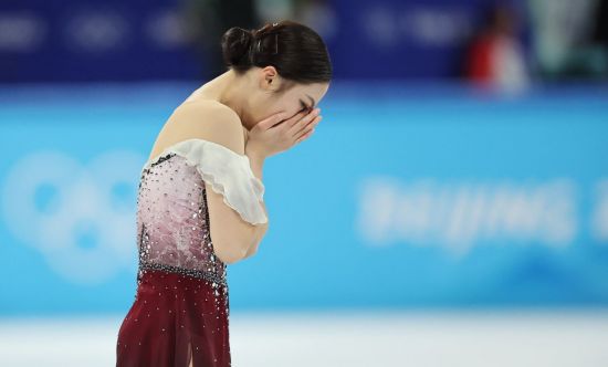 유영이 17일 오후 중국 베이징 캐피털 실내경기장에서 열린 2022 베이징 동계올림픽 피겨스케이팅 여자 싱글 프리스케이팅에 출전해 영화 '레미제라블' 사운드트랙(OST) 음악에 맞춰 연기를 마친 뒤 울먹이고 있다. 사진 = 연합뉴스