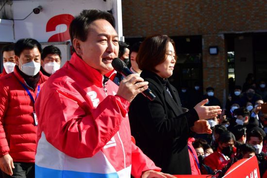 윤석열 국민의힘 대선후보가 17일 오후 서울 서초구 고속버스터미널에서 열린 유세에서 유권자들에게 지지를 호소하고 있다. [이미지출처=연합뉴스]