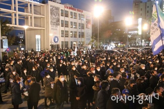 18일 광주 5·18민주광장에 모인 시민들이 이재명 민주당 대선후보의 유세를 지켜보고 있다.