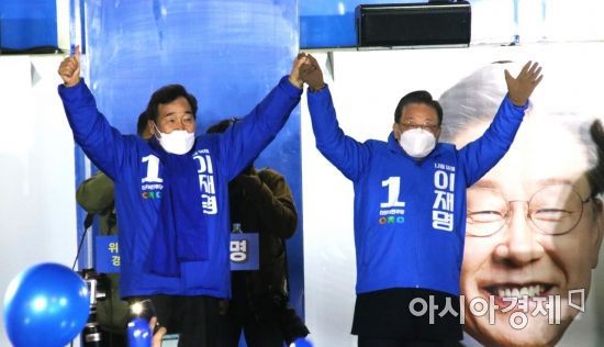 이재명 후보와 이낙연 총괄선대위원장이 18일 오후 광주 거점유세에 앞서 지지자들과 시민들에게 인사하고 있다.