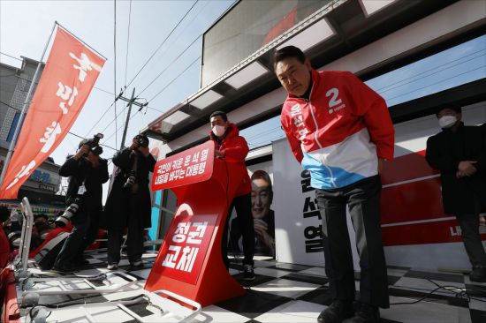 윤석열 국민의힘 대선 후보가 18일 오전 경북 상주시 풍물시장에서 열린 유세에 참석하며 지지자들에게 인사하고 있다. / 사진=연합뉴스