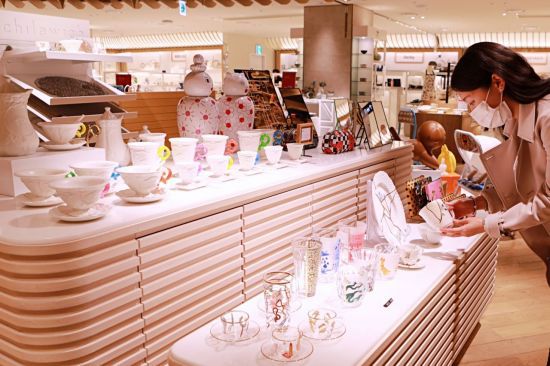 20일 서울 중구 롯데백화점 본점 메종아카이브 매장에서 고객이 상품을 구경하고 있다.