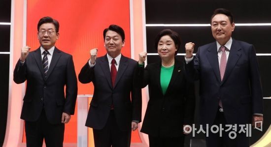 이재명 더불어민주당·안철수 국민의당·심상정 정의당·윤석열 국민의힘 등 여야 대선 후보가 21일 서울 마포구 MBC에서 열린 중앙선거관리위원회 주관 첫 토론회에 앞서 포즈를 취하고 있다./국회사진기자단