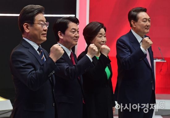 이재명 더불어민주당·안철수 국민의당·심상정 정의당·윤석열 국민의힘 등 여야 대선 후보가 21일 서울 마포구 MBC에서 열린 중앙선거관리위원회 주관 첫 토론회에 앞서 포즈를 취하고 있다./국회사진기자단