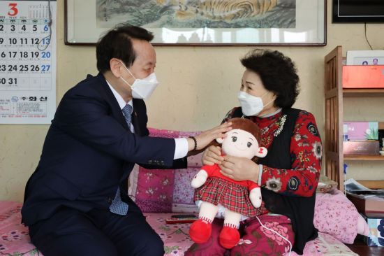 서울 서초구가 배포한 인공지능 돌봄로봇(사진 가운데)