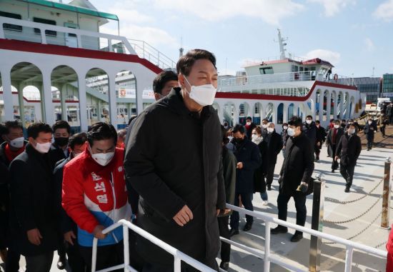 윤석열 국민의힘 대선 후보가 23일 오후 전남 신안군 하의도에 있는 김대중 전 대통령 생가를 방문하기 위해 목포연안여객터미널에서 하의도행 여객선에 오르고 있다. [이미지출처=연합뉴스]