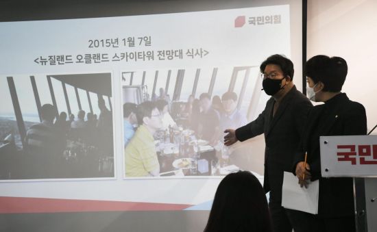 권성동 국민의힘 의원과 김은혜 공보단장이 23일 서울 여의도 당사에서 ‘고 김문기 성남도시개발공사 개발처장 유족’관련 기자회견을 열었다. 권 의원이 유족이 제공한 고 김문기 개발처장의 사진을 공개하고 있다. 2022.2.23 [공동취재] [이미지출처=연합뉴스]