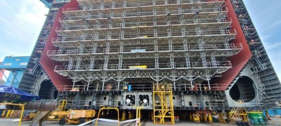 전남 영암군 현대삼호중공업 조선소에서 삼호중공업 특유의 육상건조방식으로 선박이 건조되고 있다.