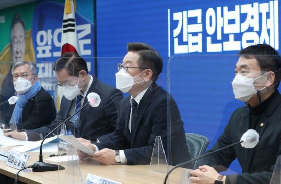 이재명 더불어민주당 대선 후보가 24일 오후 서울 여의도 중앙당사에서 열린 긴급 안보경제 연석회의에서 발언하고 있다. [이미지출처=연합뉴스]