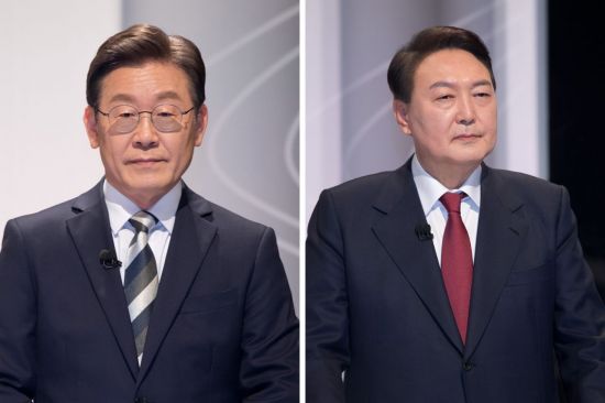 25일 서울 상암동 SBS 스튜디오에서 열린 중앙선거관리위원회가 주관하는 제20대 대통령선거 후보자 2차 정치분야 방송토론회에 참석한 이재명 더불어민주당 대선후보, 윤석열 국민의힘 대선후보. [이미지출처=연합뉴스]